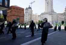 У Британії понад 90 людей заарештували після протестів, що переросли в сутички