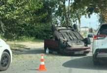 У Дніпрі на вулиці Конотопській автівка перекинулася на дах: водія забрала швидка