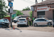 Зіткнувся з Subaru та в’їхав у магазин: подробиці ДТП на Старочумацькій