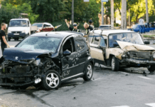 На вулиці Бандери у Дніпрі зіштовхнулися Peugeot та ВАЗ: є постраждала