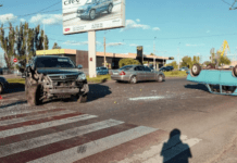 На Набережній Заводській у Дніпрі Toyota влетіла у Москвич