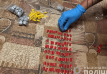 Зберігав вдома «товар» на 1,5 мільйона гривень: запорізькі поліцейські затримали наркозбутника