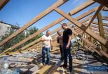 Мер перевірив заміну згорілої покрівлі житлового будинку