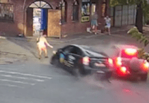 У Дніпрі водій Uklon зіткнувся з Chery, збив пішохода та в’їхав у продуктовий магазин: деталі