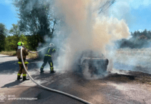 Дніпровський район: рятувальники ліквідували займання автомобіля яке виникло внаслідок ДТП