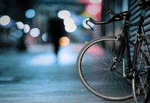 Вихопив телефон та поїхав: у Дніпрі патрульні затримали крадія на велосипеді