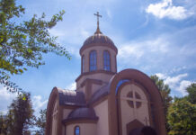 У Камʼянському провели першу святкову службу у новому храмі