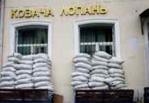 Російські війська вдарили по селищу на Харківщині, троє людей під завалами – ОВА