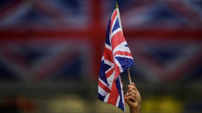 У Великій Британії тисячі людей вийшли на мітинги проти расизму