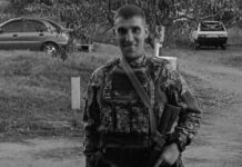 Новомосковськ проводить в останню путь загиблого захисника Дмитра Кротова