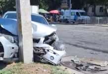 У Дніпрі на Метробудівській сталася аварія: автівка відлетіла в стовп