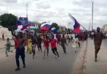 У Нігерії за демонстрацію російських прапорів під час протестів затримали 7 поляків