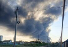 Пожежа нафтобази в Ростовській області: ЗМІ пишуть про вибух чергової цистерни (відео)