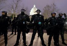 Засудили чоловіка, який першим увірвався до Капітолію під час бунту. Трамп отримав нове обвинувачення