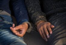 Українські десантники показали, як беруть в полон окупанта (відео)