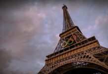 У Франції за кілька годин до закриття Олімпіади евакуювали Ейфелеву вежу