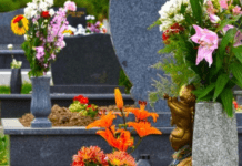 Священник пояснив, чи можна забирати речі з кладовища