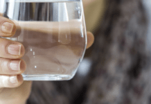 Кому не можна пити воду під час їжі: відповідь дієтолога