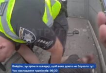 Стікав кров’ю: У Запоріжжі патрульні надали домедичну допомогу пораненому чоловіку