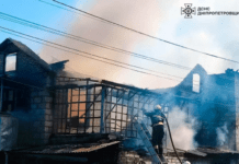 У Дніпрі рятувальники загасили палаючий будинок