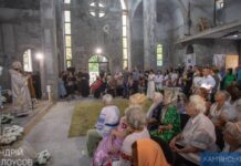 У Камʼянському в новому храмі провели першу святкову службу