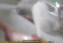 У Запоріжжі поліцейські разом із містянами загасили автомобіль, який палав