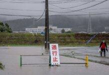 Північ Японії накрив тайфун, паралізувавши рух літаків та потягів