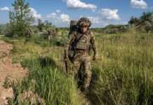 Українські бійці скинули російський прапор з адмінбудівлі у Курській області (відео)