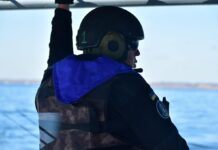 Військові моряки врятували сім’ю, яку віднесло у відкрите море (фото)