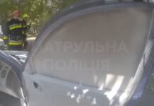 У Запоріжжі патрульні загасили автомобіль, що спалахнув посеред міста