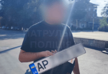Патрульні Запоріжжя повернули власнику автівки загублений номерний знак