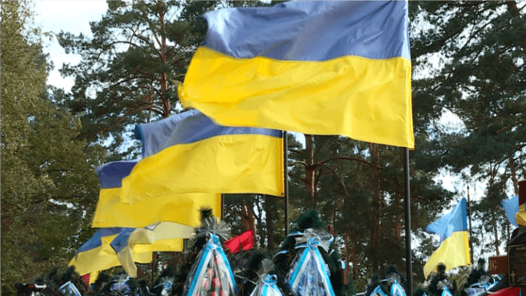 На Тернопільщині чоловік понівечив могили військових. Поліція повідомила про його затримання