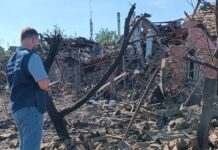 Окупанти скинули 250-кілограмову бомбу на будинок у Слов’янську: кадри наслідків