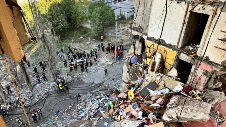 Зросла кількість постраждалих через обстріл Слатиного, пошкоджені магазини, навчальний заклад – влада