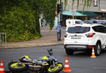 На проспекті Науки у Дніпрі зіткнулись Ford та мотоцикліст: є потерпілий