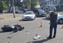 На проспекті Олександра Поля у Дніпрі скутерист зіткнувся з Toyota