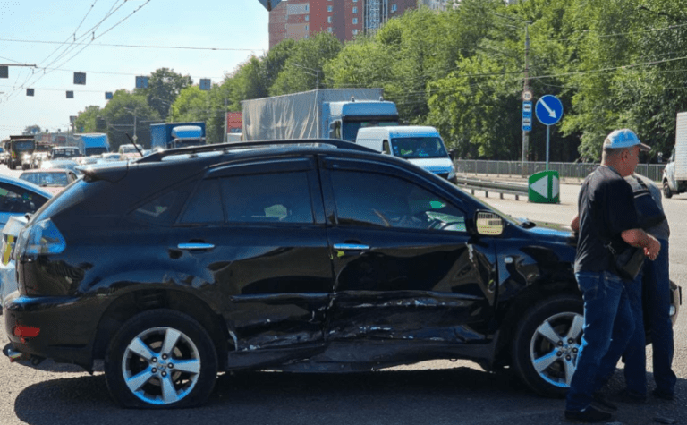 На Запорізькому шосе у Дніпрі зіткнулися Lexus та Honda: є постраждала