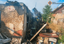 Нікопольські рятувальники ліквідували пожежу, що сталася внаслідок ворожого удару