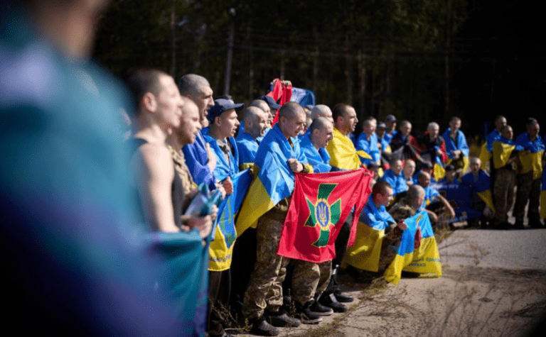 «Наші – вдома»: Ще 103 воїни повернулися в Україну з російського полону