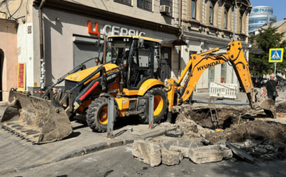 Через провалля у центрі Дніпра перекрили водопостачання для декількох будинків: деталі