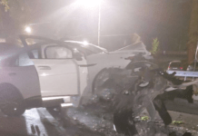 На проспекті Науки у Дніпрі  Volkswagen збив бетонний стовп та повис на відбійнику: подробиці ДТП