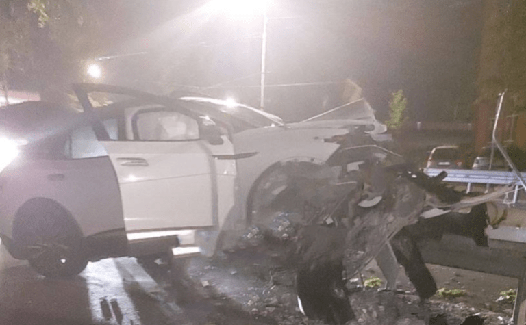 На проспекті Науки у Дніпрі  Volkswagen збив бетонний стовп та повис на відбійнику: подробиці ДТП