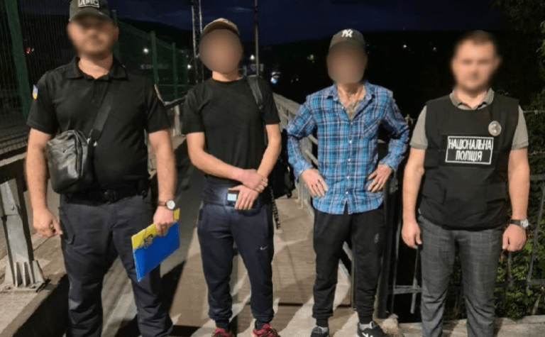 Поліцейські-міграційники видворили за межі України двох нелегалів