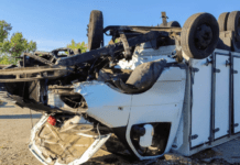 На Сонячній Набережній у Дніпрі вантажівка перекинулась на дах: постраждав чоловік