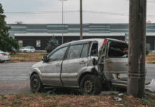 У Дніпрі на Космічній Ford врізався у стовп: подробиці ДТП з постраждалими