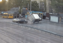 На Набережній Заводській у Дніпрі Mercedes зіткнувся з ВАЗ та перекинувся: деталі