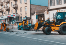 У центрі Дніпра вдруге за тиждень утворився «портал», в якому застрягла вантажівка