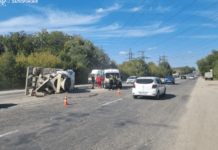 У Запоріжжі посеред дороги перекинувся автобетонозмішувач: деталі