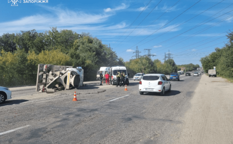 У Запоріжжі посеред дороги перекинувся автобетонозмішувач: деталі