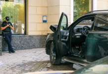 У центрі Дніпра Mercedes збив чоловіка на тротуарі: постраждалого госпіталізовано до лікарні